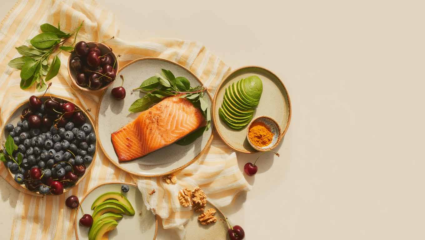 Alimentos antiinflamatorios: salmón, palta, frutos rojos y cúrcuma