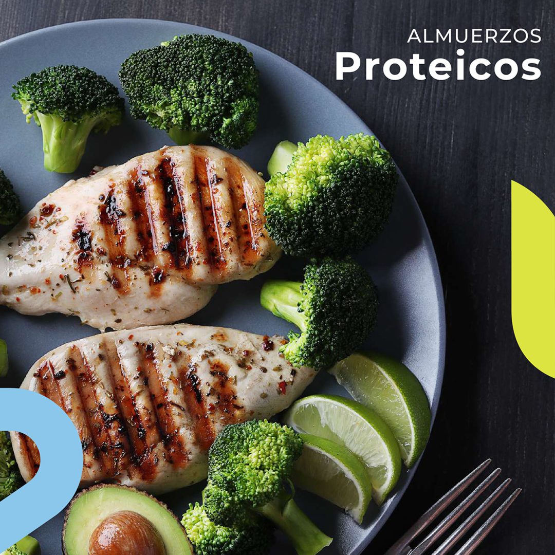 Los almuerzos proteicos son una buena opción para mantener la saciedad y favorecer el desarrollo muscular. Algunas recetas fitness altas en proteínas que puedes preparar son: